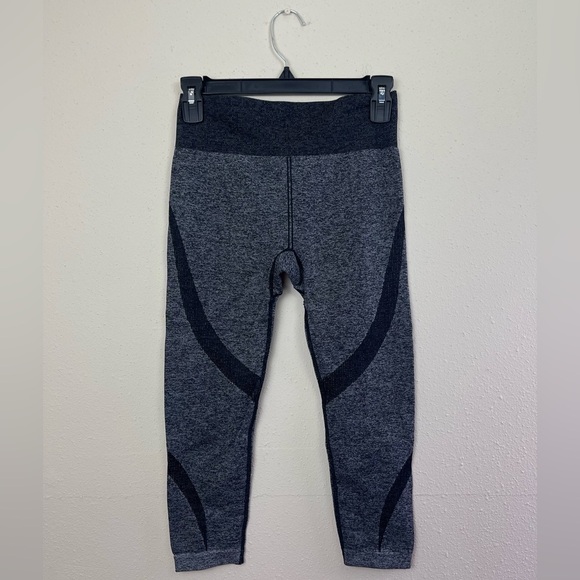 Fabletics Seamless Printed Capri Leggings Size XS - Picture 3 of 7